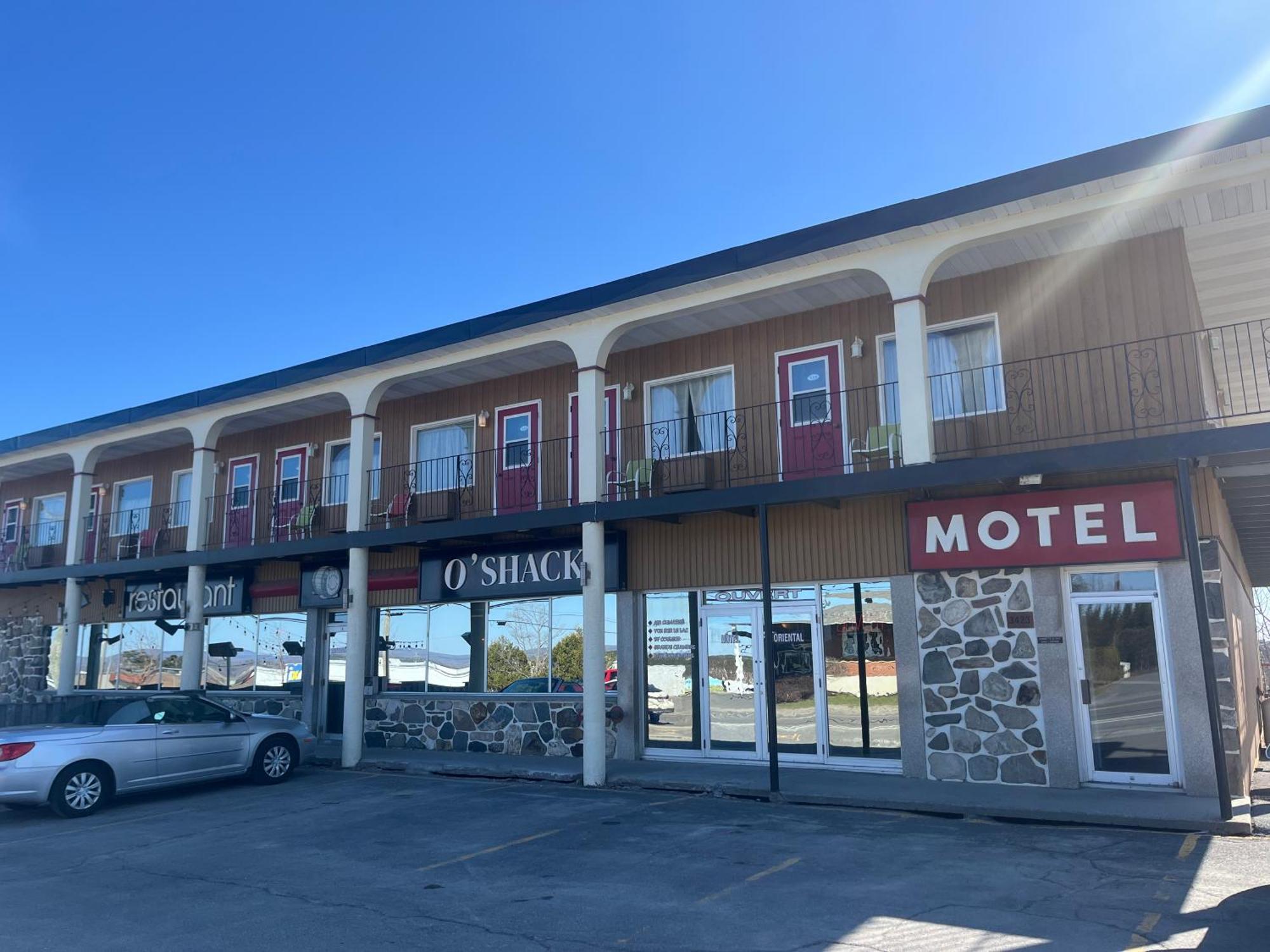 Hotel Motel Le Chateau Lac-Megantic Bagian luar foto