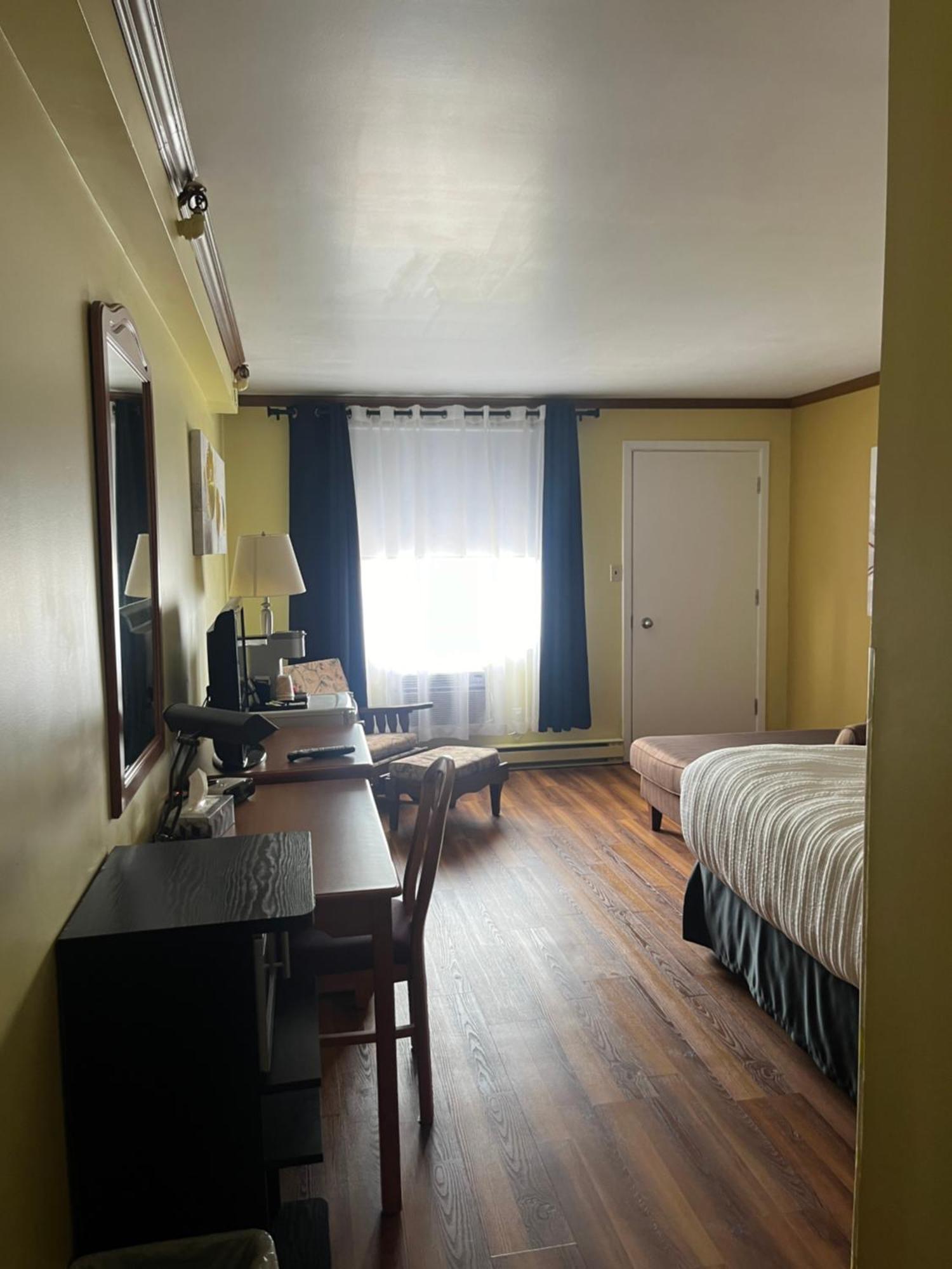 Hotel Motel Le Chateau Lac-Megantic Bagian luar foto